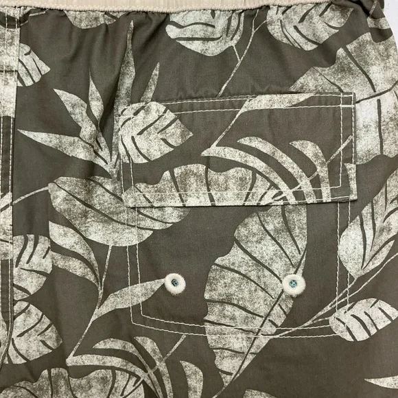 Tommy Bahama Men’s Green and Cream Tropical Board Shorts - Picture 9 of 15